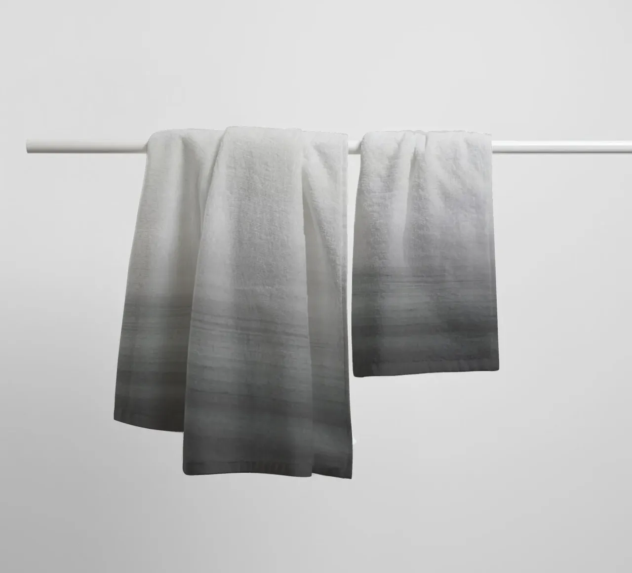 Gradiente acquerello grigio asciugamano da bagno da NouveauPrints