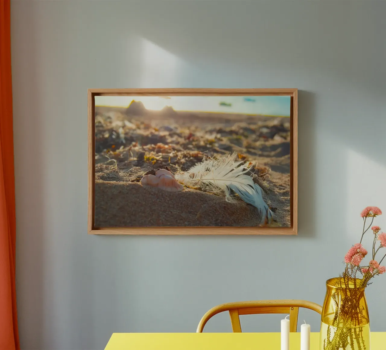 Feder begleitet von ihrer Muschel Leinwand von MiniClic