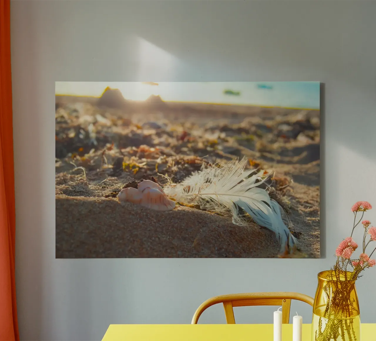 Feder begleitet von ihrer Muschel Leinwand von MiniClic