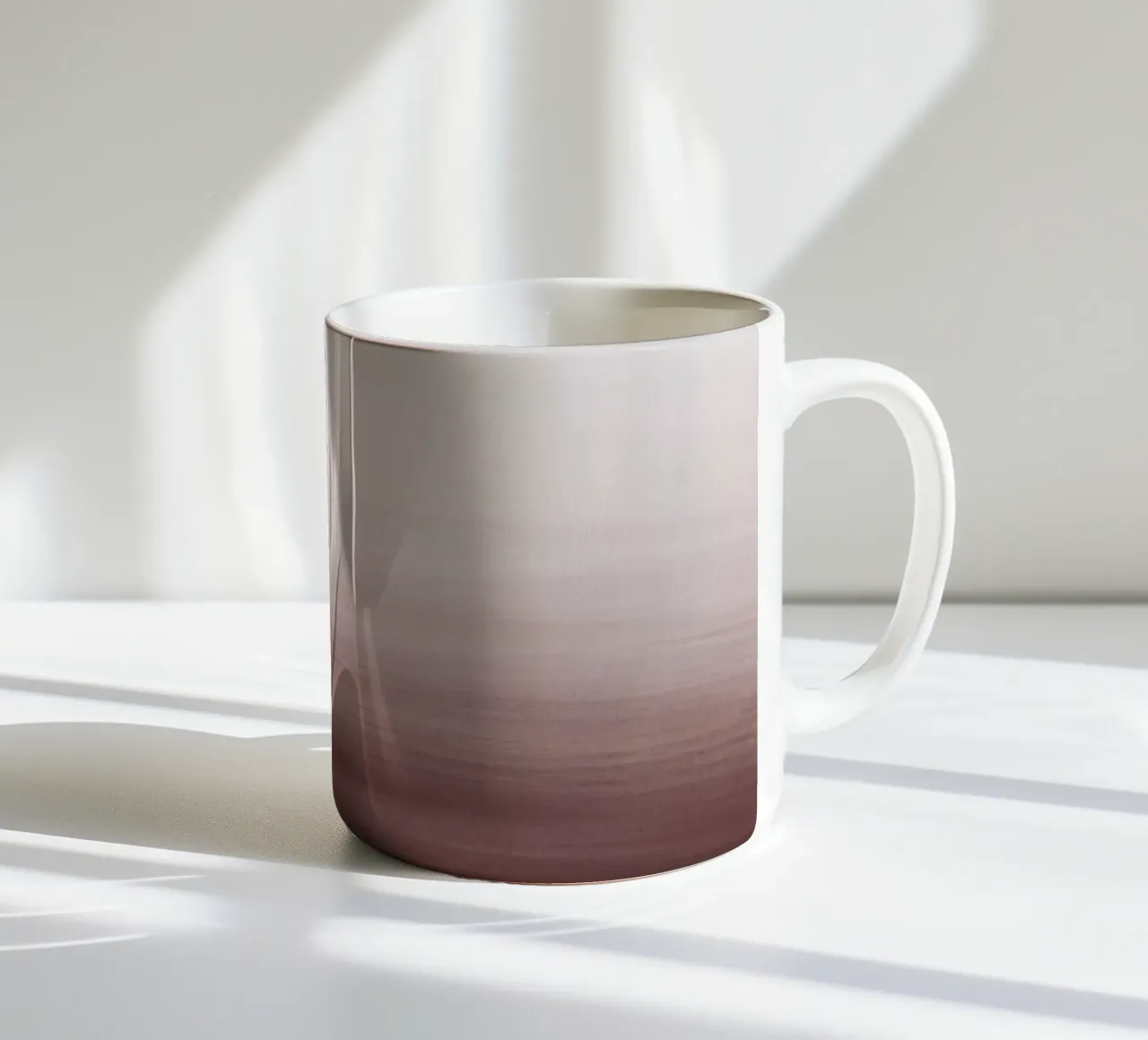 Gradiente acquerello borgogna tazza in ceramica da NouveauPrints