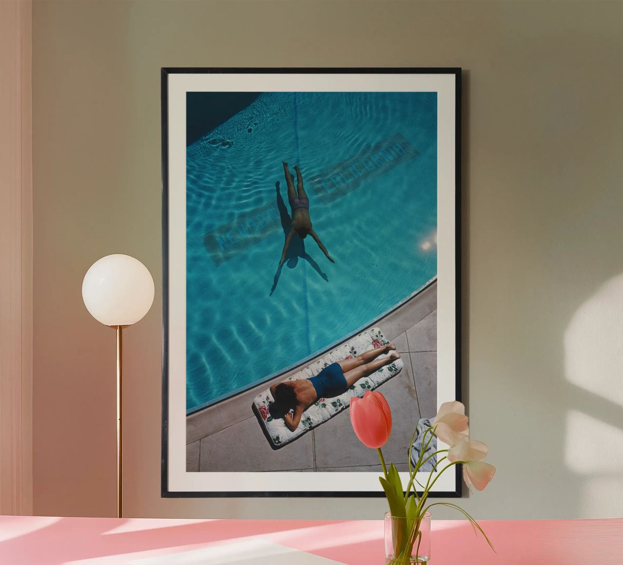 Slim Aarons - Prendere il sole in piscina carta hahnemühle da Five Stars Shop