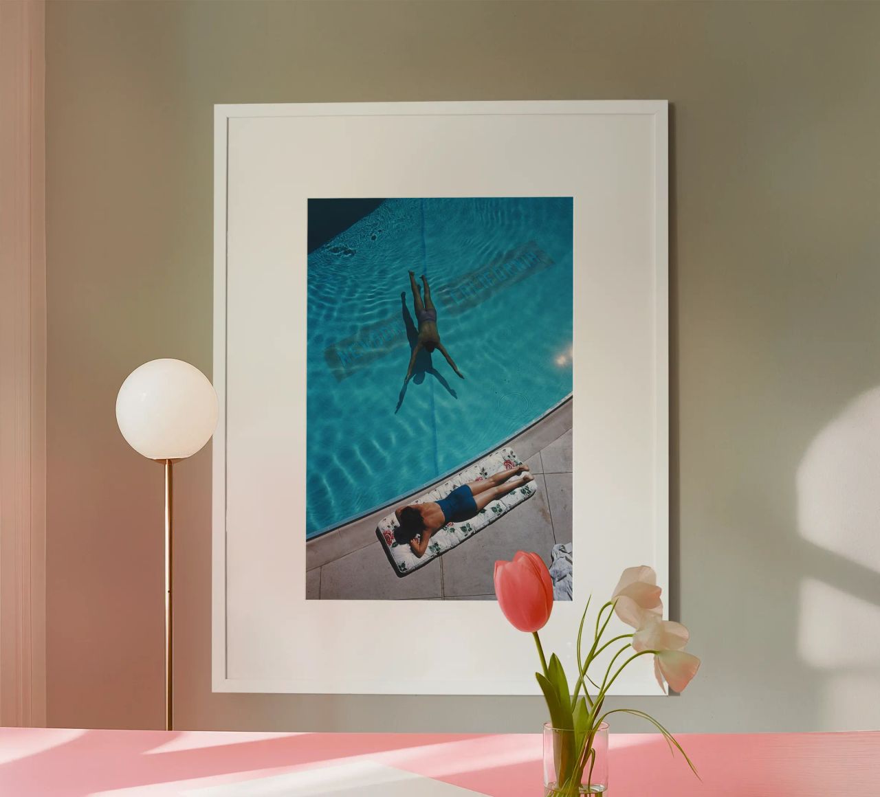 Slim Aarons - Prendere il sole in piscina carta hahnemühle da Five Stars Shop