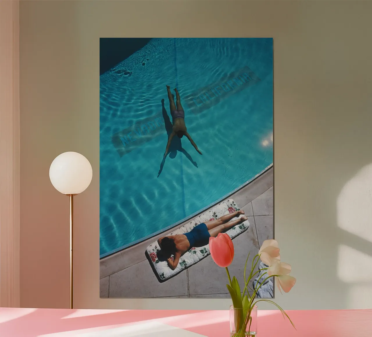 Slim Aarons - Prendere il sole in piscina carta hahnemühle da Five Stars Shop