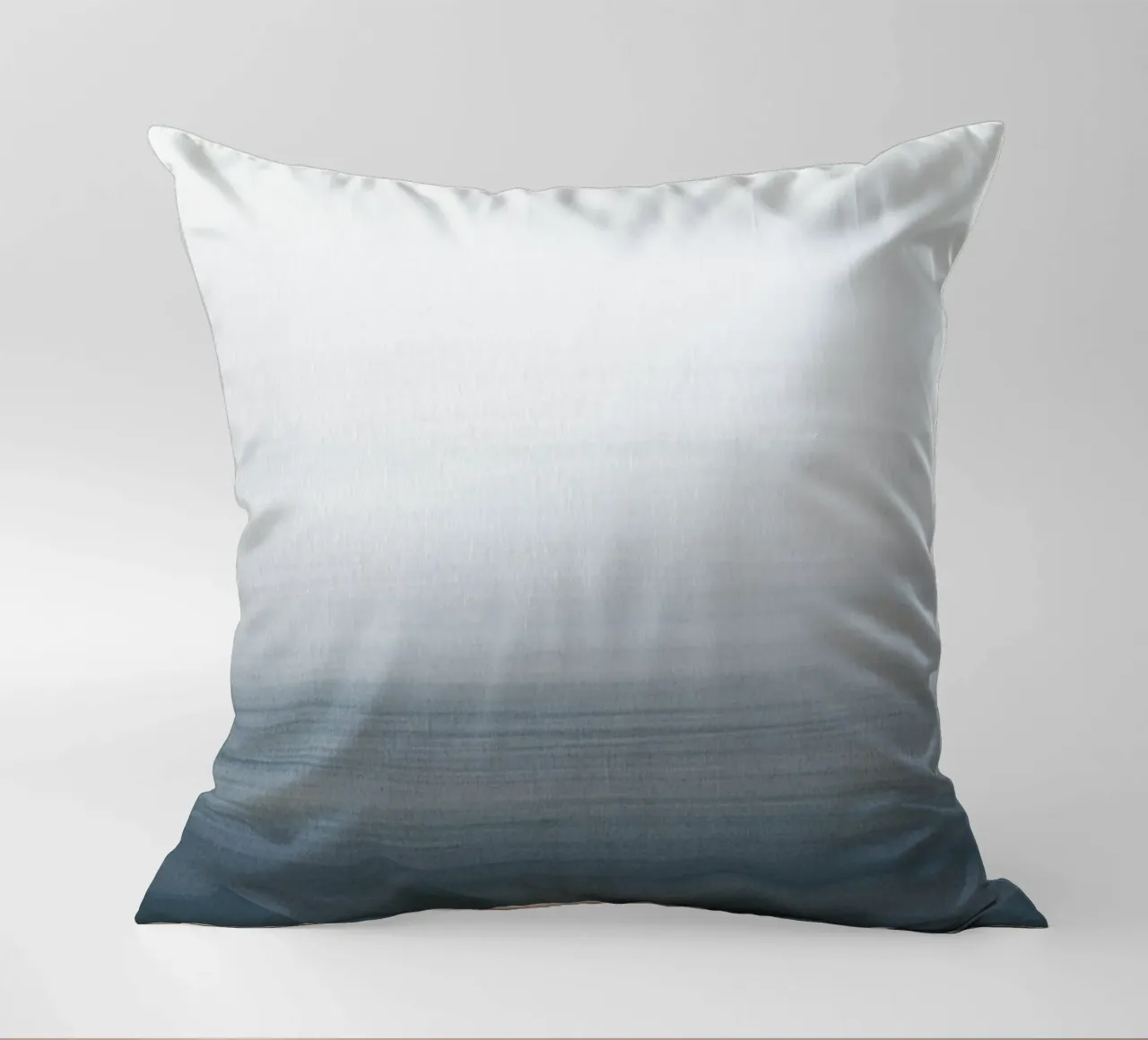 Gradiente acquerello blu scuro cuscino da NouveauPrints