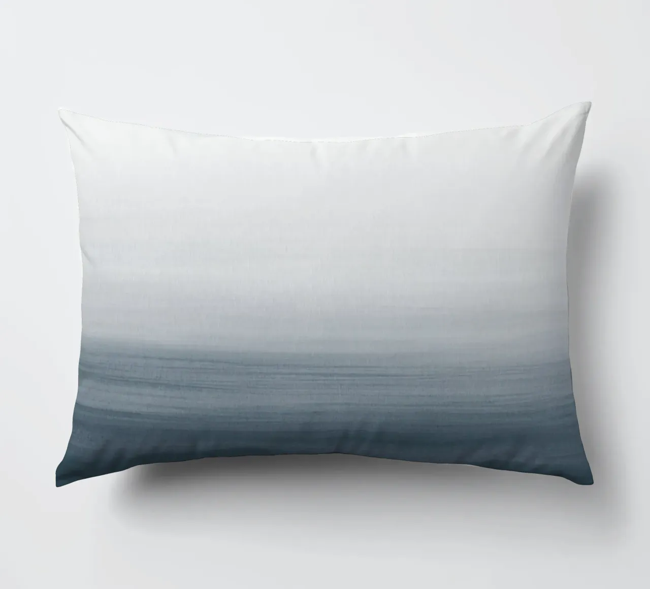 Gradiente acquerello blu scuro cuscino da NouveauPrints