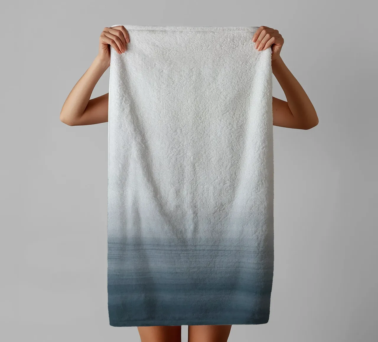 Gradiente acquerello blu scuro asciugamano da bagno da NouveauPrints