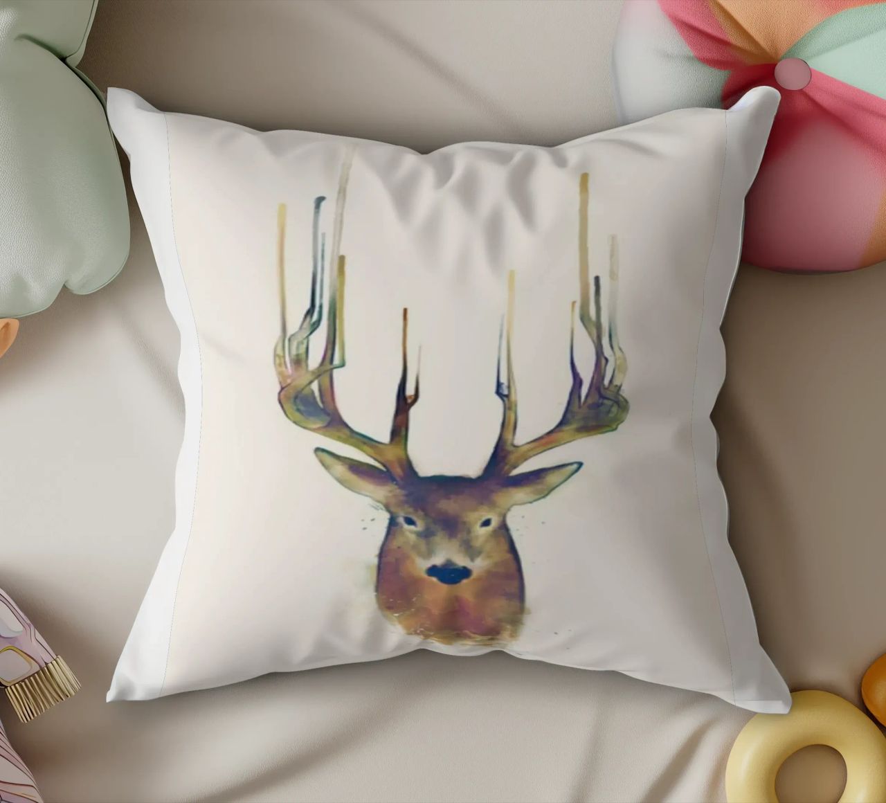 cervo con corna appuntite cuscino da amnda shope