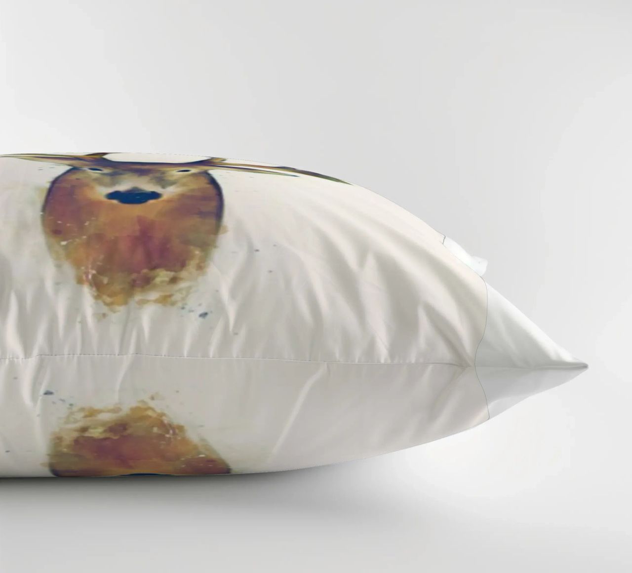 cervo con corna appuntite cuscino da amnda shope