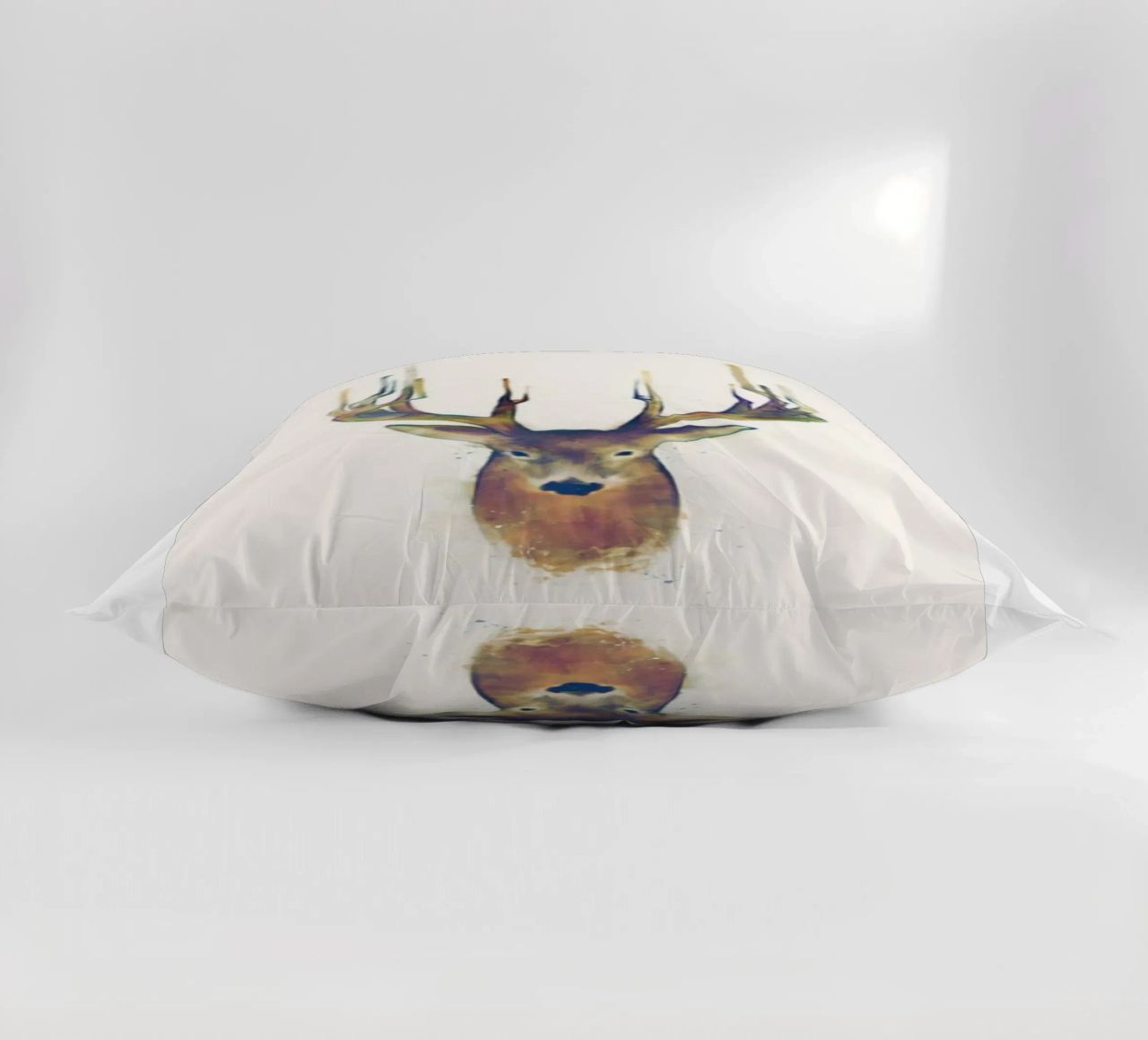 cervo con corna appuntite cuscino da amnda shope