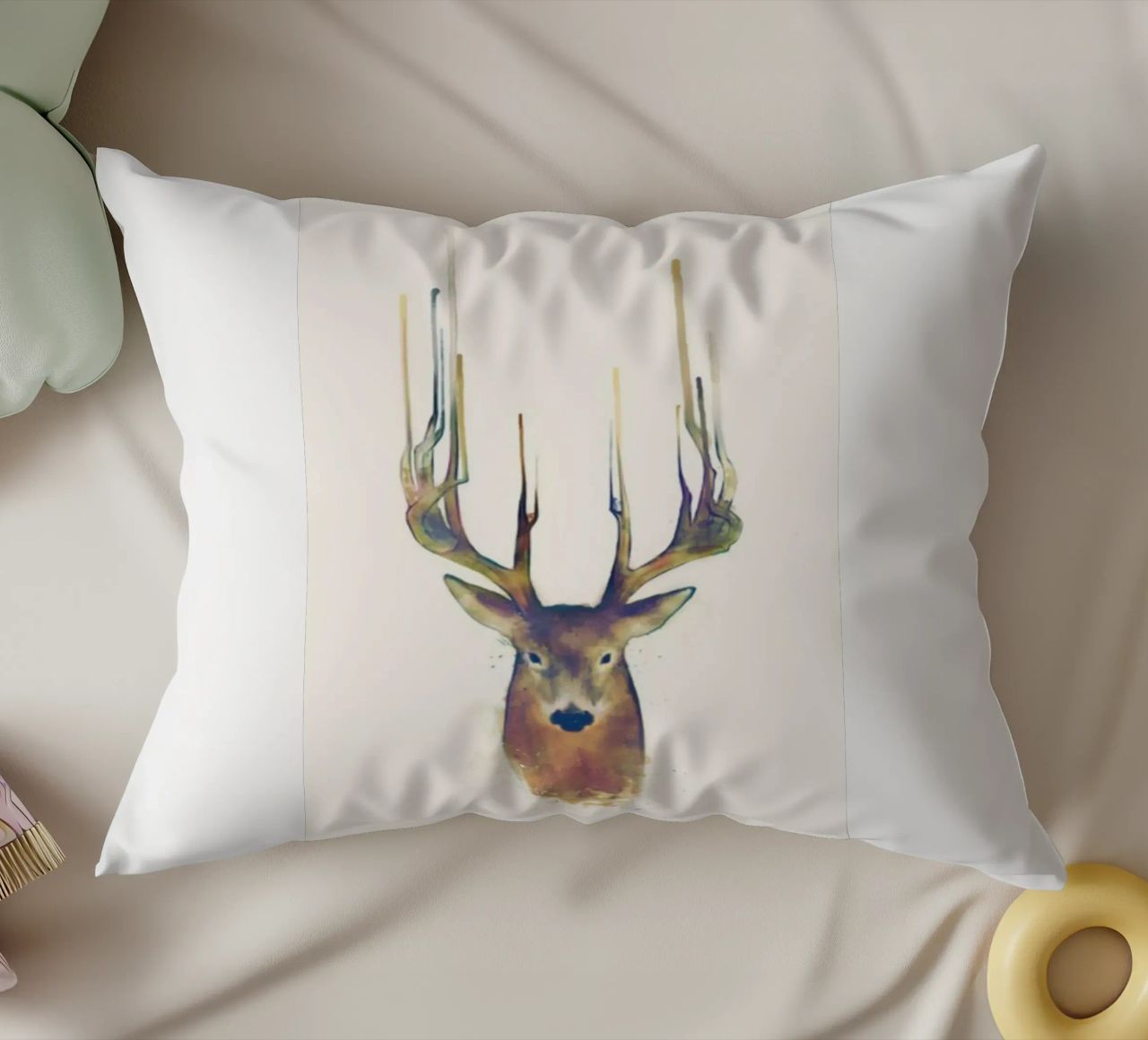 cervo con corna appuntite cuscino da amnda shope