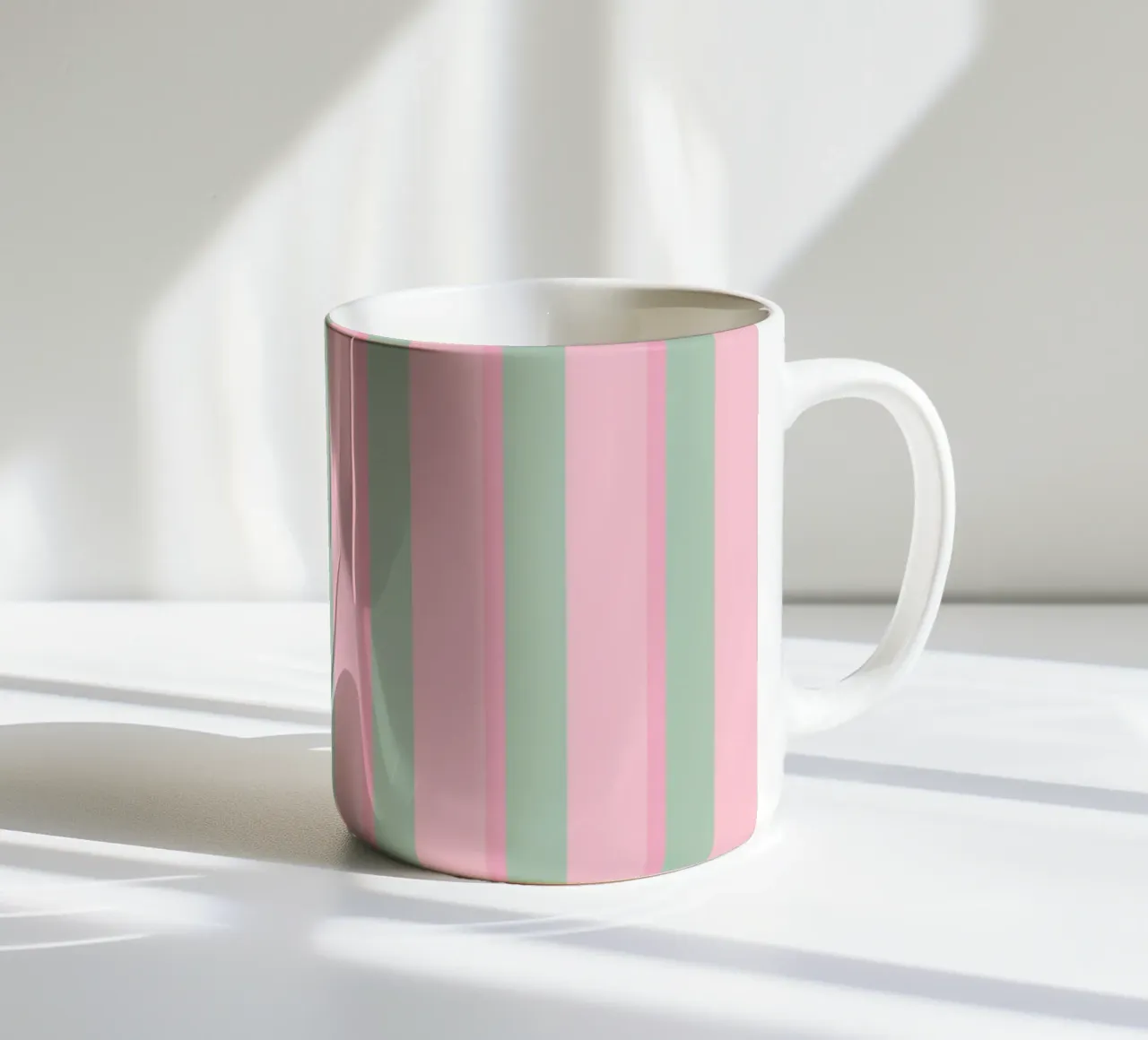 Strisce verticali verdi e rosa tazza in ceramica da SilverPegasus
