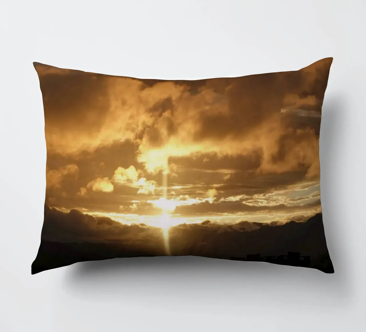nuvole al tramonto cuscino da Earthly Visions