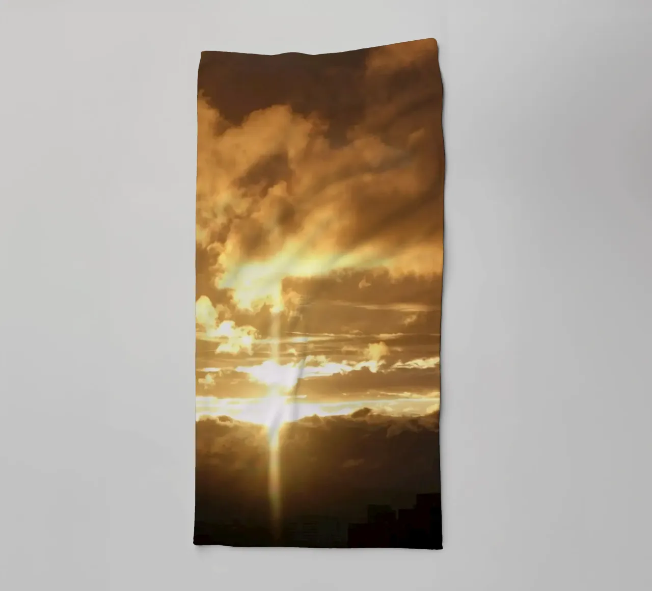 nuvole al tramonto asciugamano da bagno da Earthly Visions