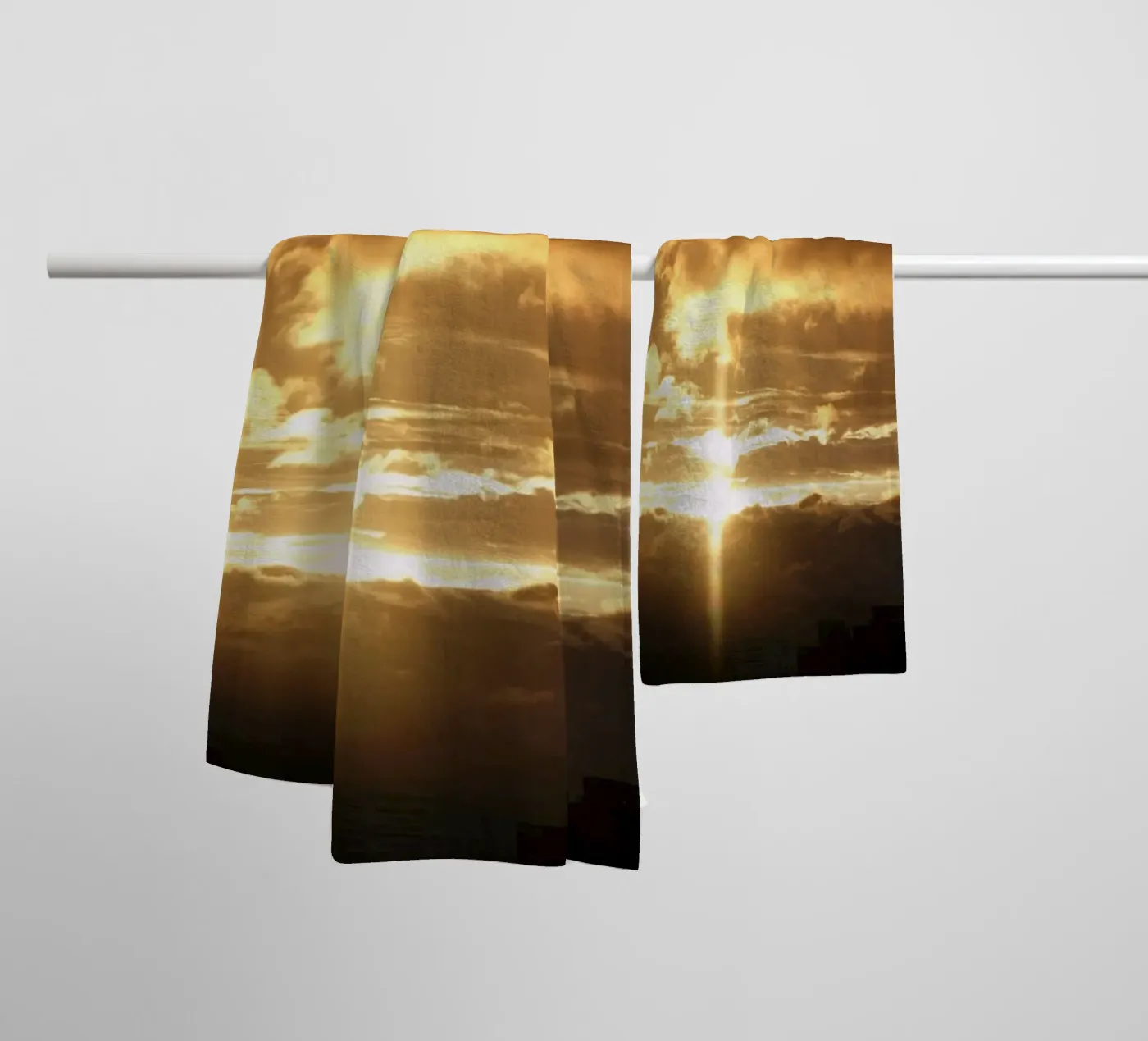 wolken bij zonsondergang badhanddoek van Earthly Visions