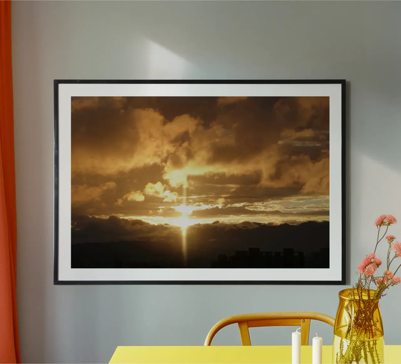 nuvole al tramonto poster con telaio in alluminio da Earthly Visions