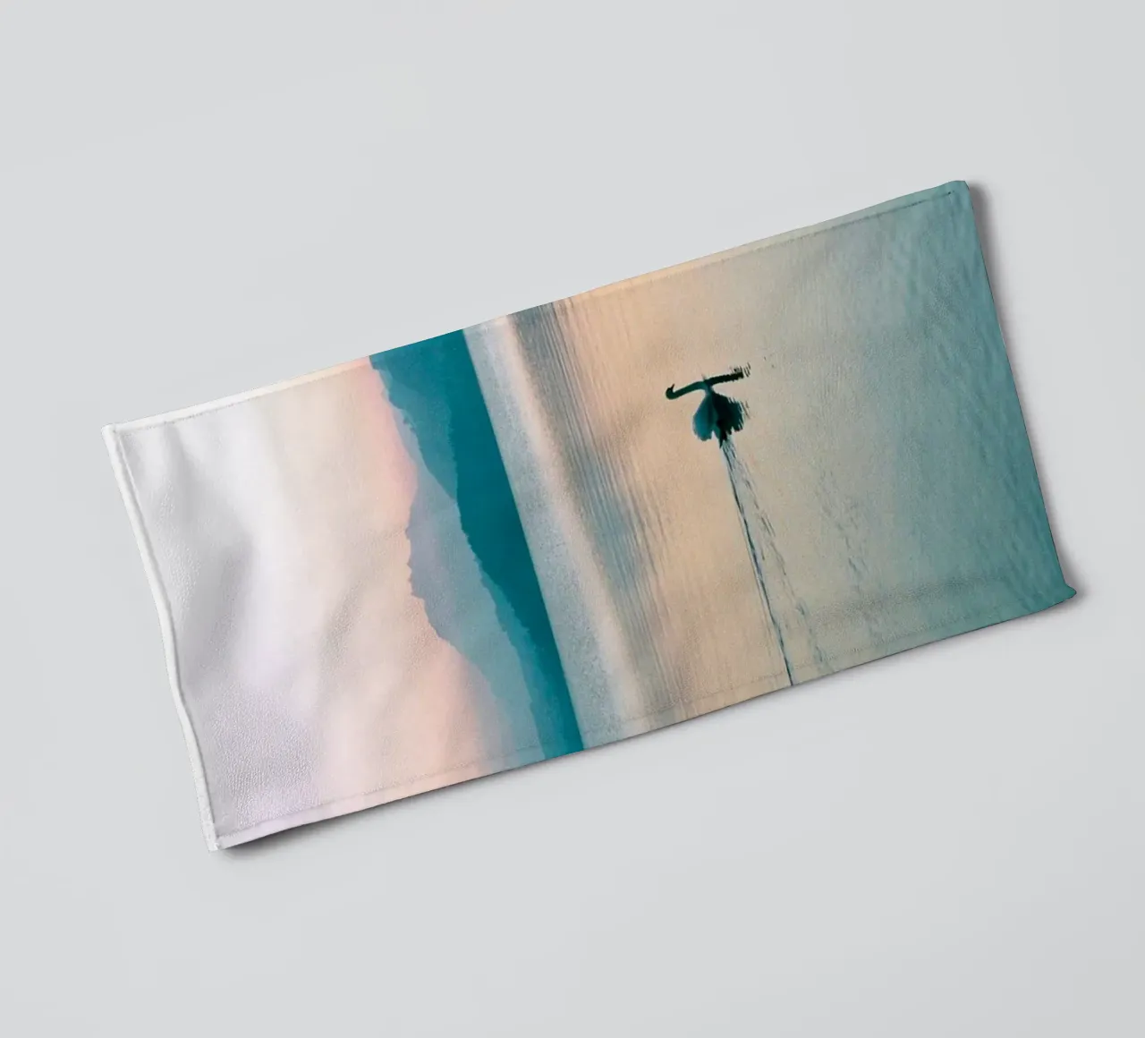 zwanenmeer badhanddoek van Earthly Visions