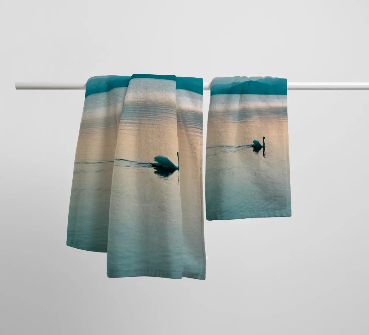 zwanenmeer badhanddoek van Earthly Visions