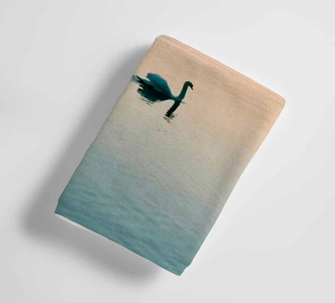 zwanenmeer badhanddoek van Earthly Visions