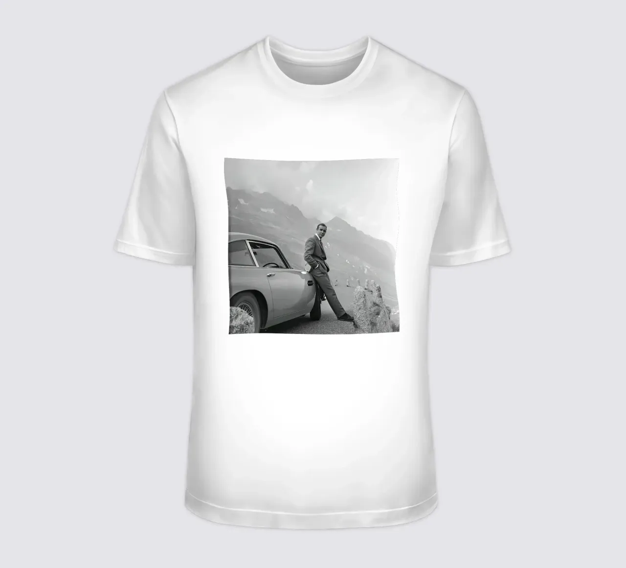 Sean Connery mit Aston Martin DB5 1964 T-Shirt von maria Shop