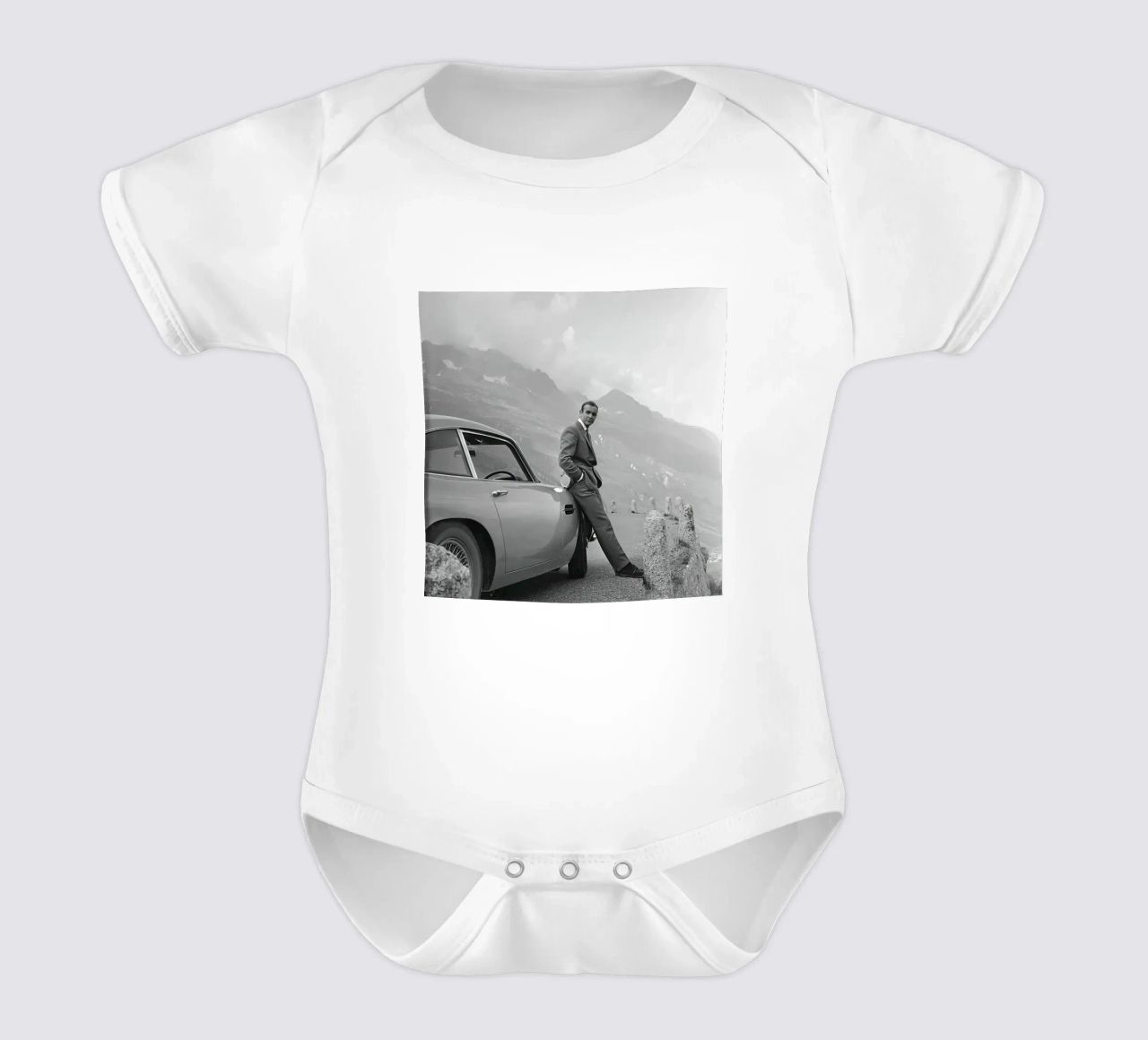 Sean Connery con l'Aston Martin DB5 1964 body neonato maniche corte da maria Shop