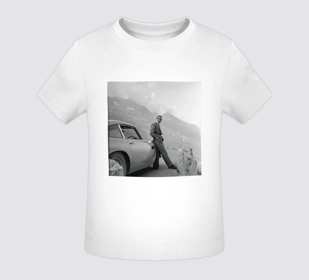 Sean Connery con l'Aston Martin DB5 1964 maglietta neonato da maria Shop