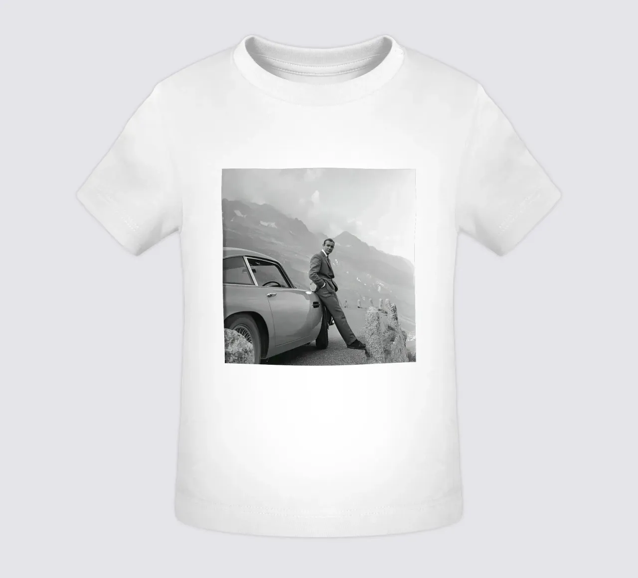 Sean Connery mit Aston Martin DB5 1964 Baby T-Shirt von maria Shop