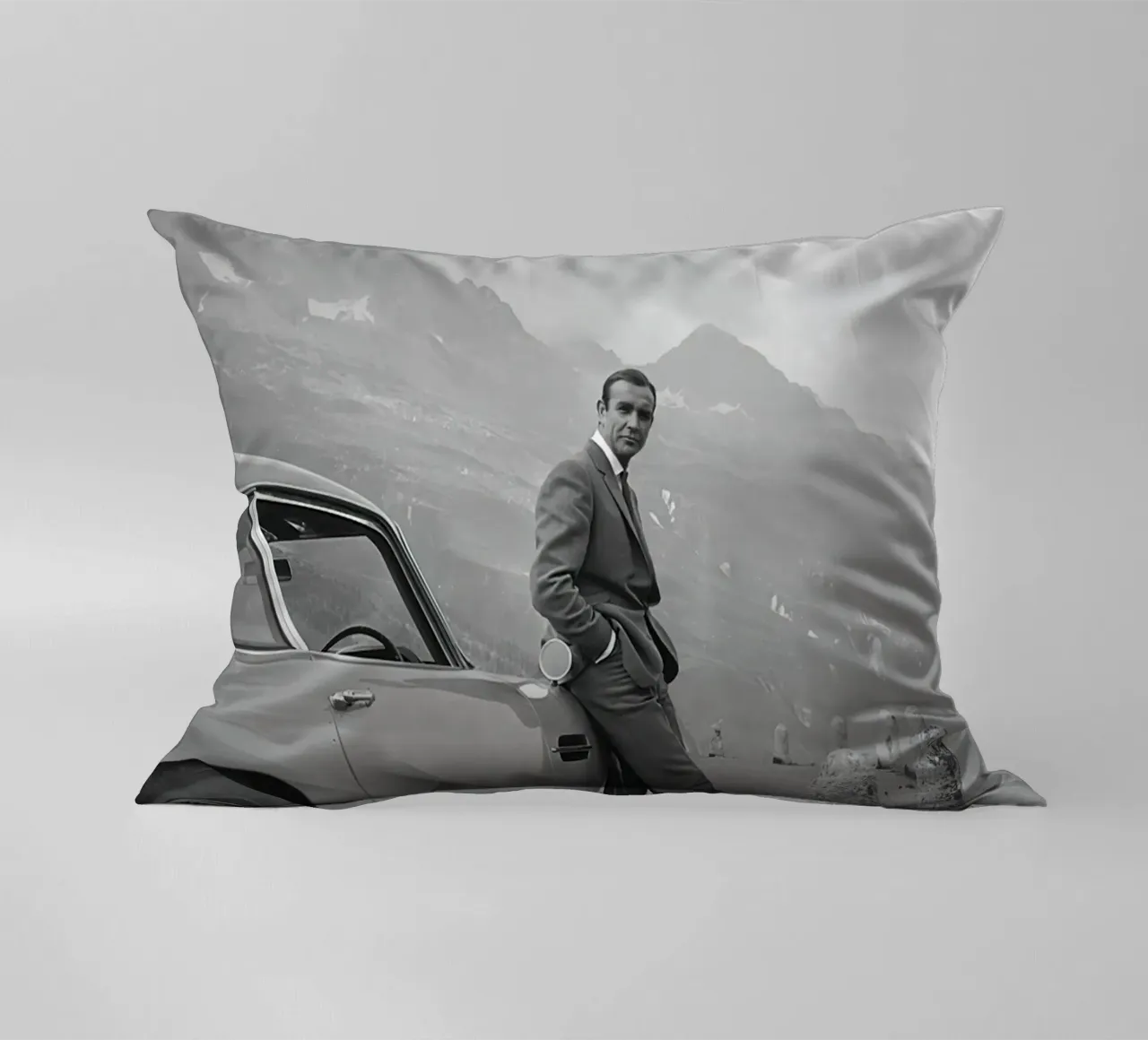 Sean Connery avec l'Aston Martin DB5 1964 coussin de maria Shop