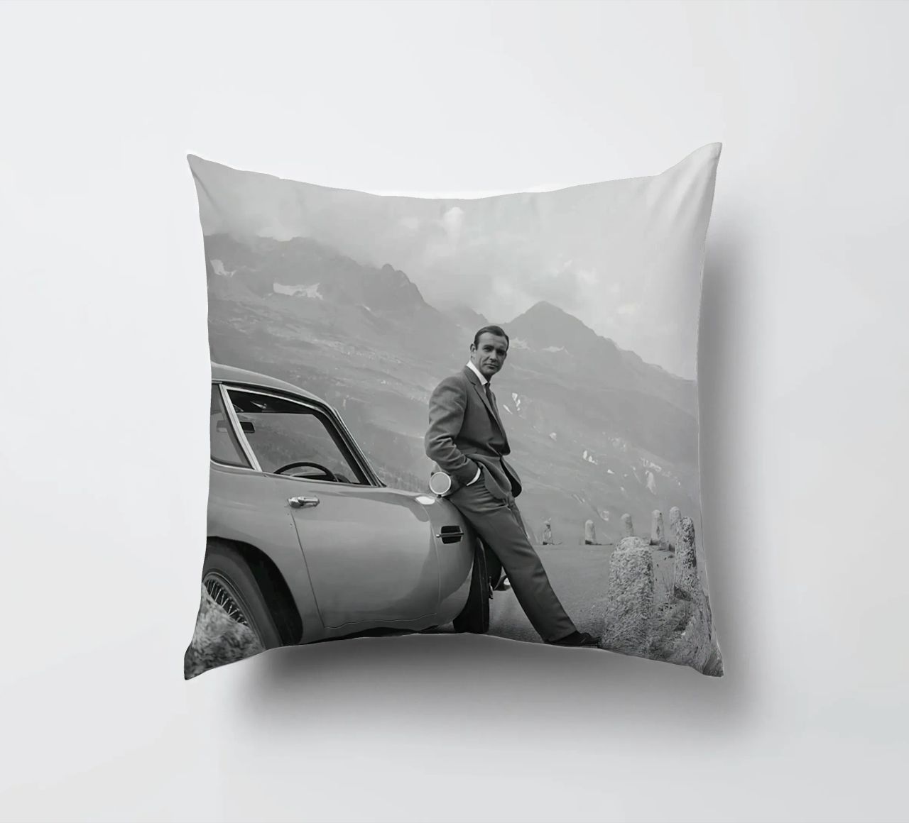 Sean Connery con l'Aston Martin DB5 1964 cuscino da maria Shop