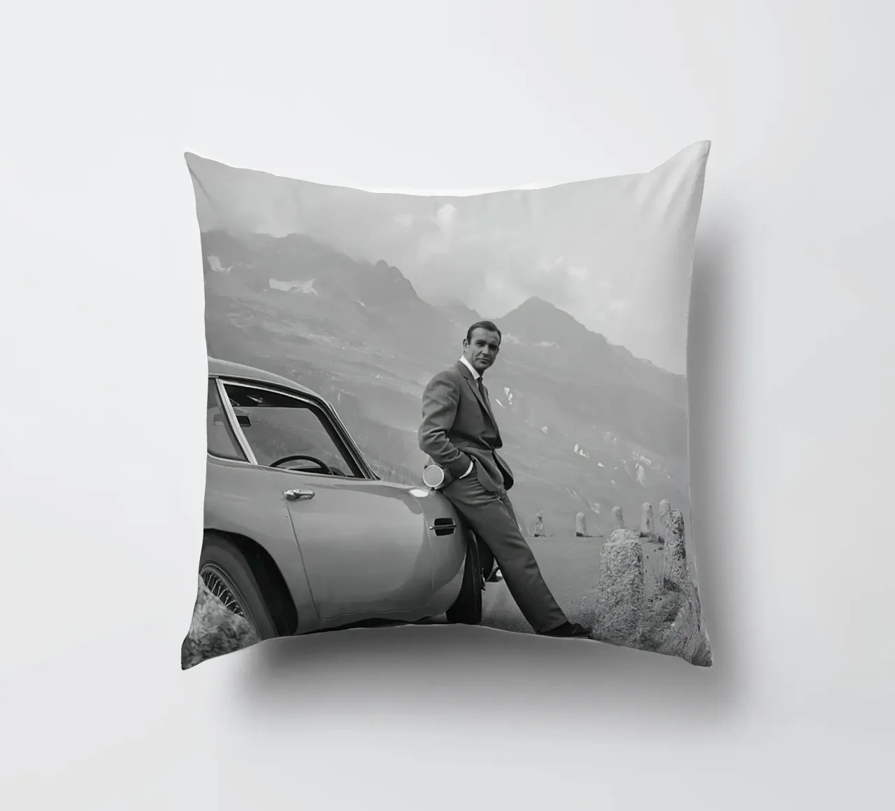 Sean Connery avec l'Aston Martin DB5 1964 coussin de maria Shop