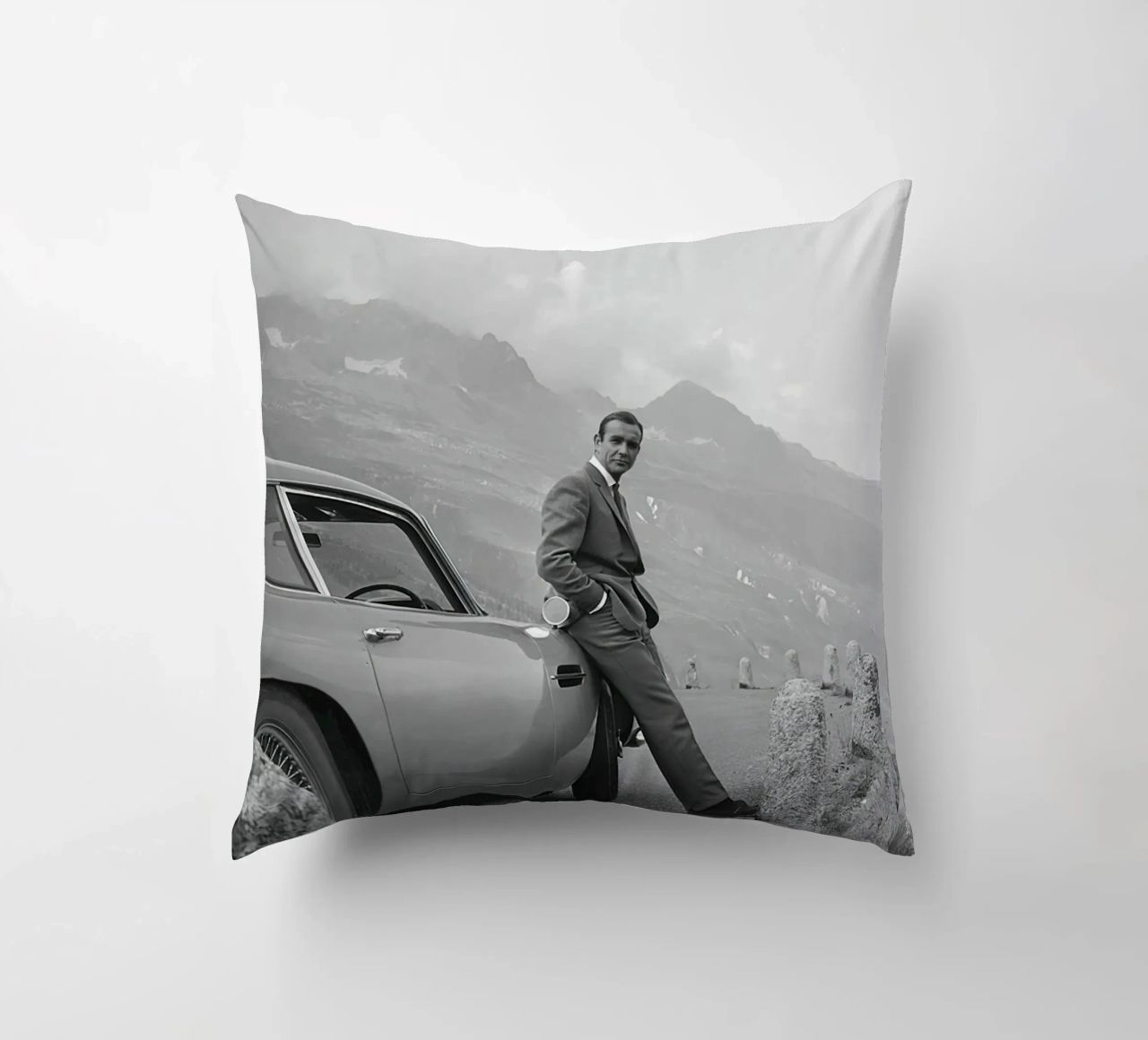 Sean Connery con l'Aston Martin DB5 1964 cuscino da maria Shop