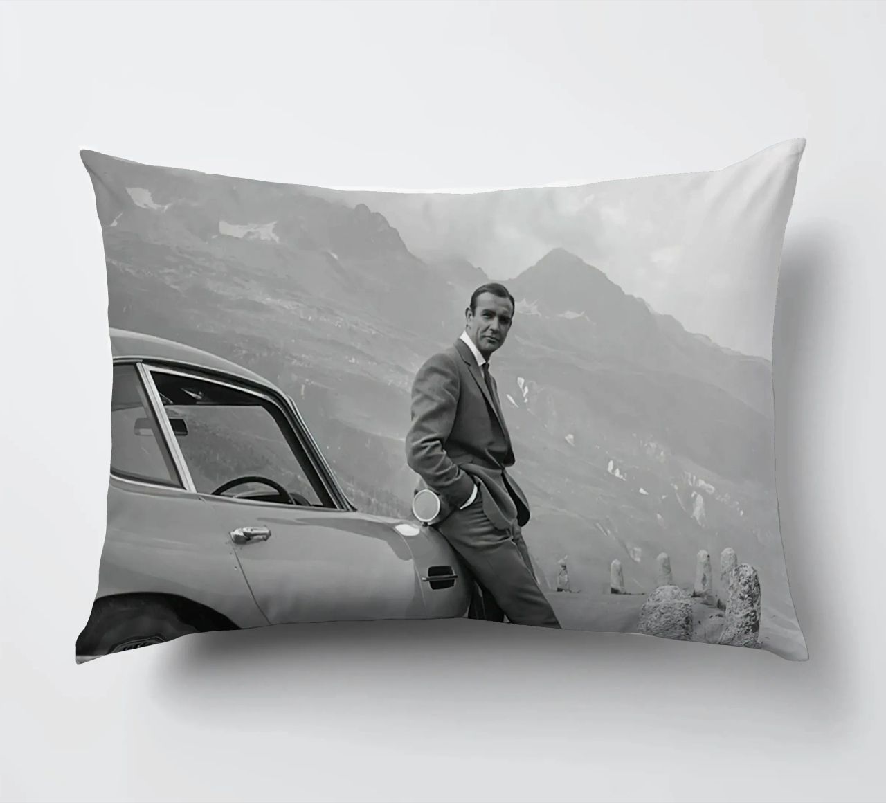 Sean Connery con l'Aston Martin DB5 1964 cuscino da maria Shop