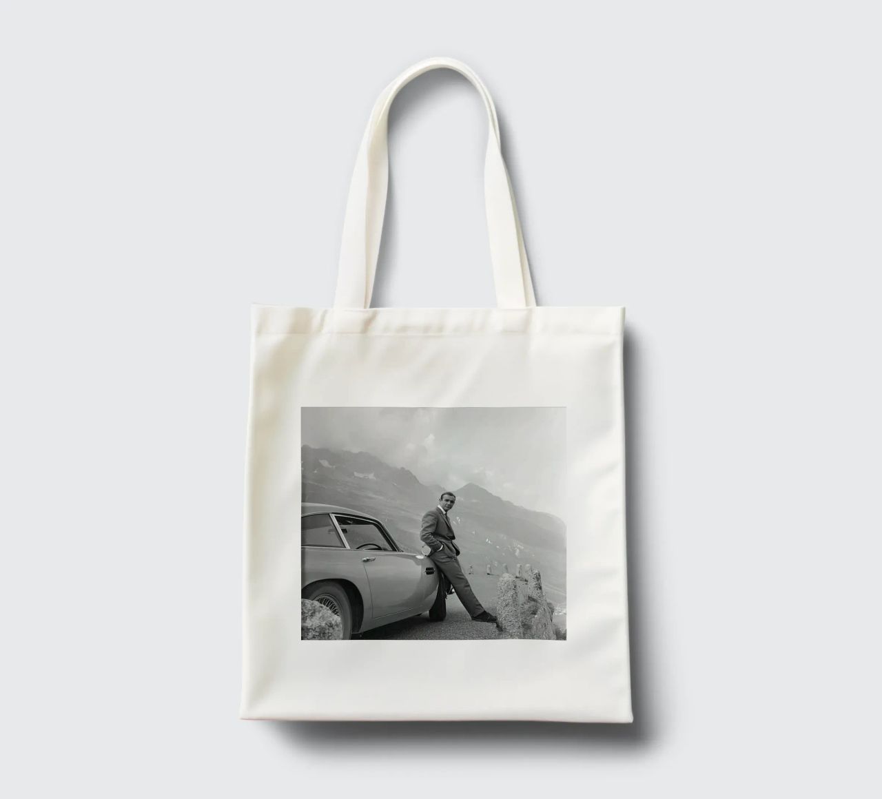 Sean Connery con l'Aston Martin DB5 1964 borsa in juta da maria Shop