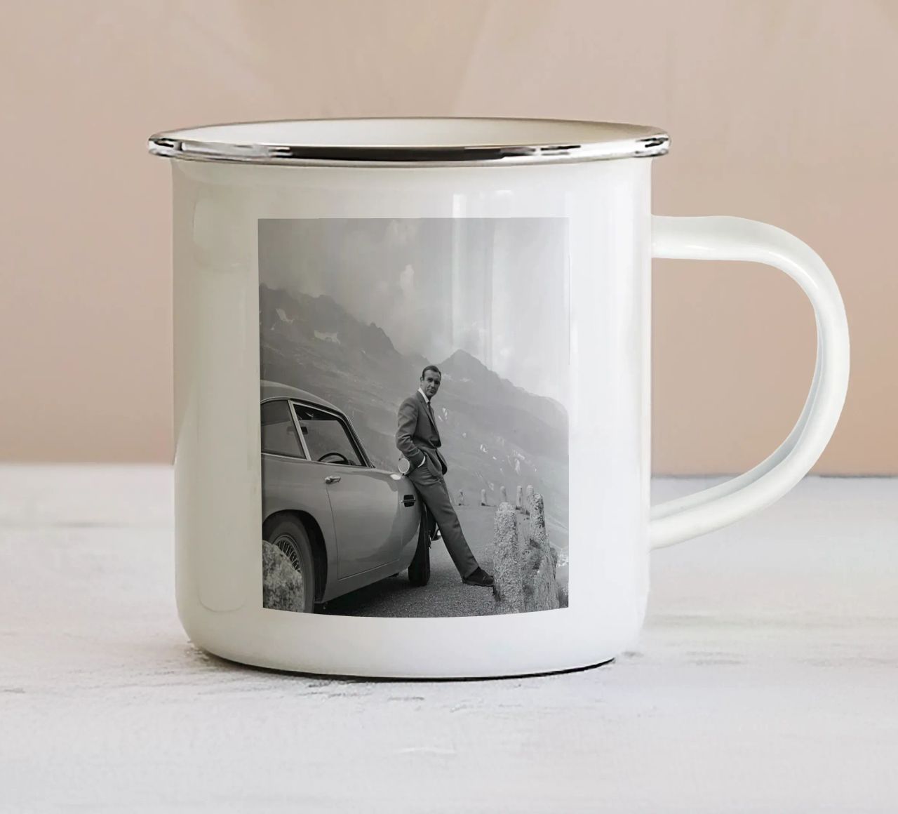 Sean Connery con l'Aston Martin DB5 1964 tazza in smalto da maria Shop