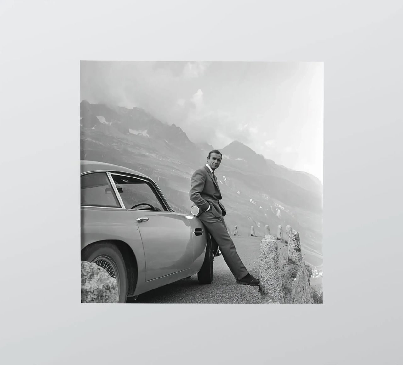 Sean Connery con l'Aston Martin DB5 1964 adesivo da maria Shop