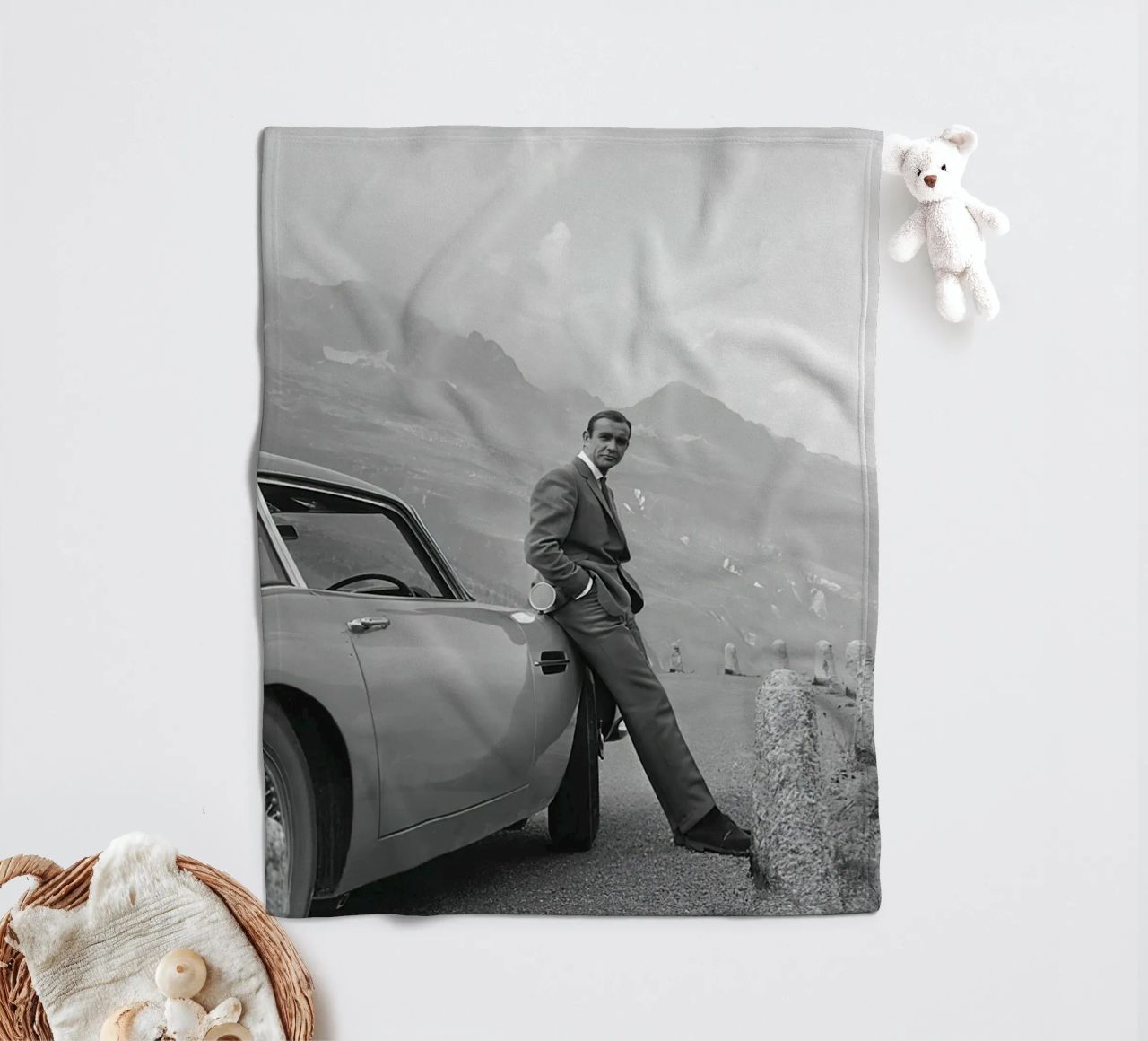 Sean Connery con l'Aston Martin DB5 1964 coperta in pile da maria Shop