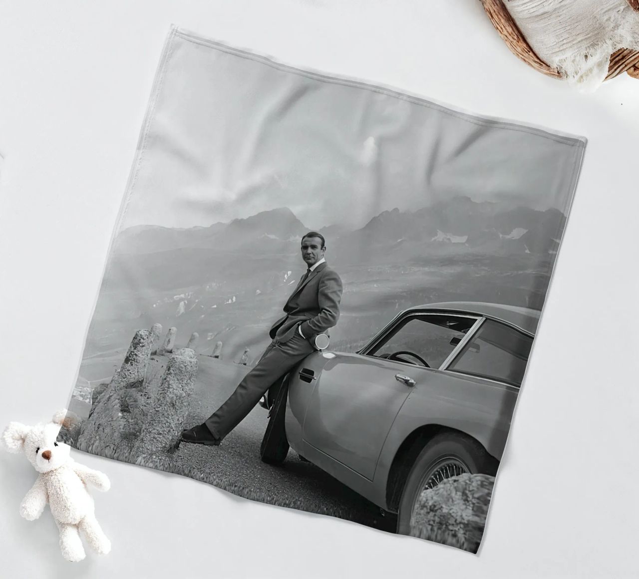 Sean Connery con l'Aston Martin DB5 1964 coperta in pile da maria Shop