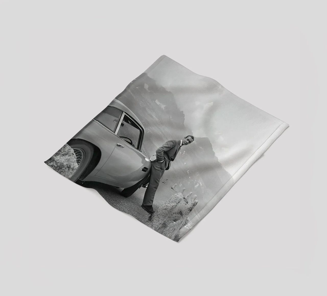 Sean Connery con l'Aston Martin DB5 1964 coperta in pile da maria Shop