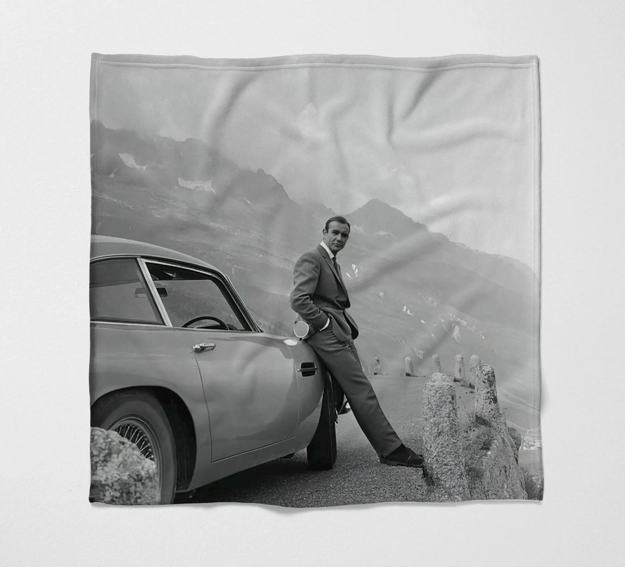 Sean Connery con l'Aston Martin DB5 1964 coperta in pile da maria Shop
