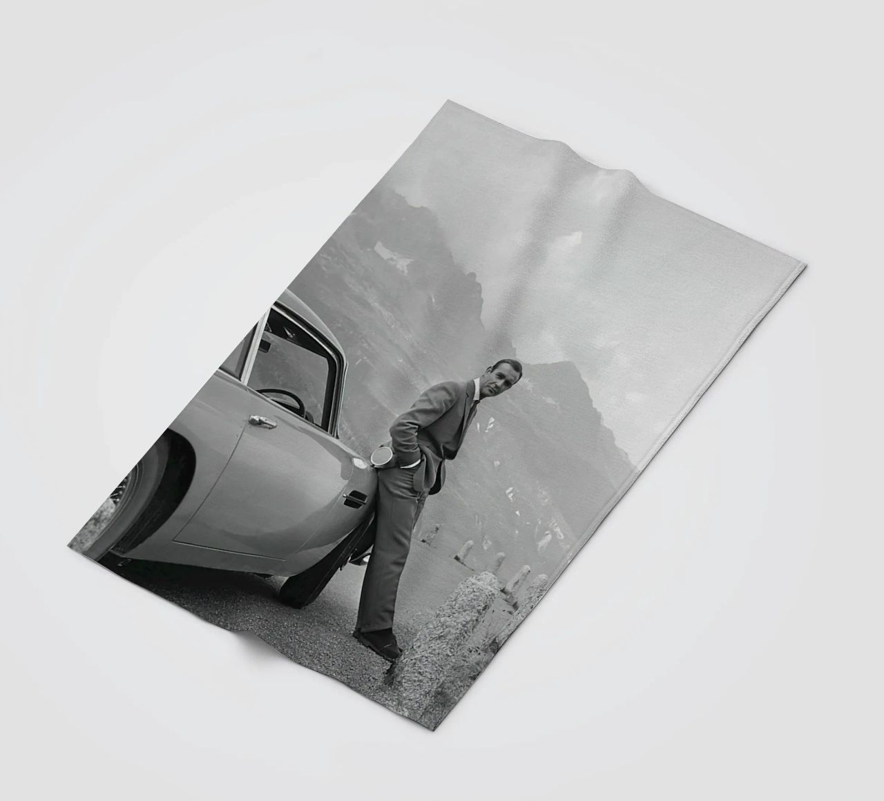 Sean Connery con l'Aston Martin DB5 1964 coperta in pile da maria Shop