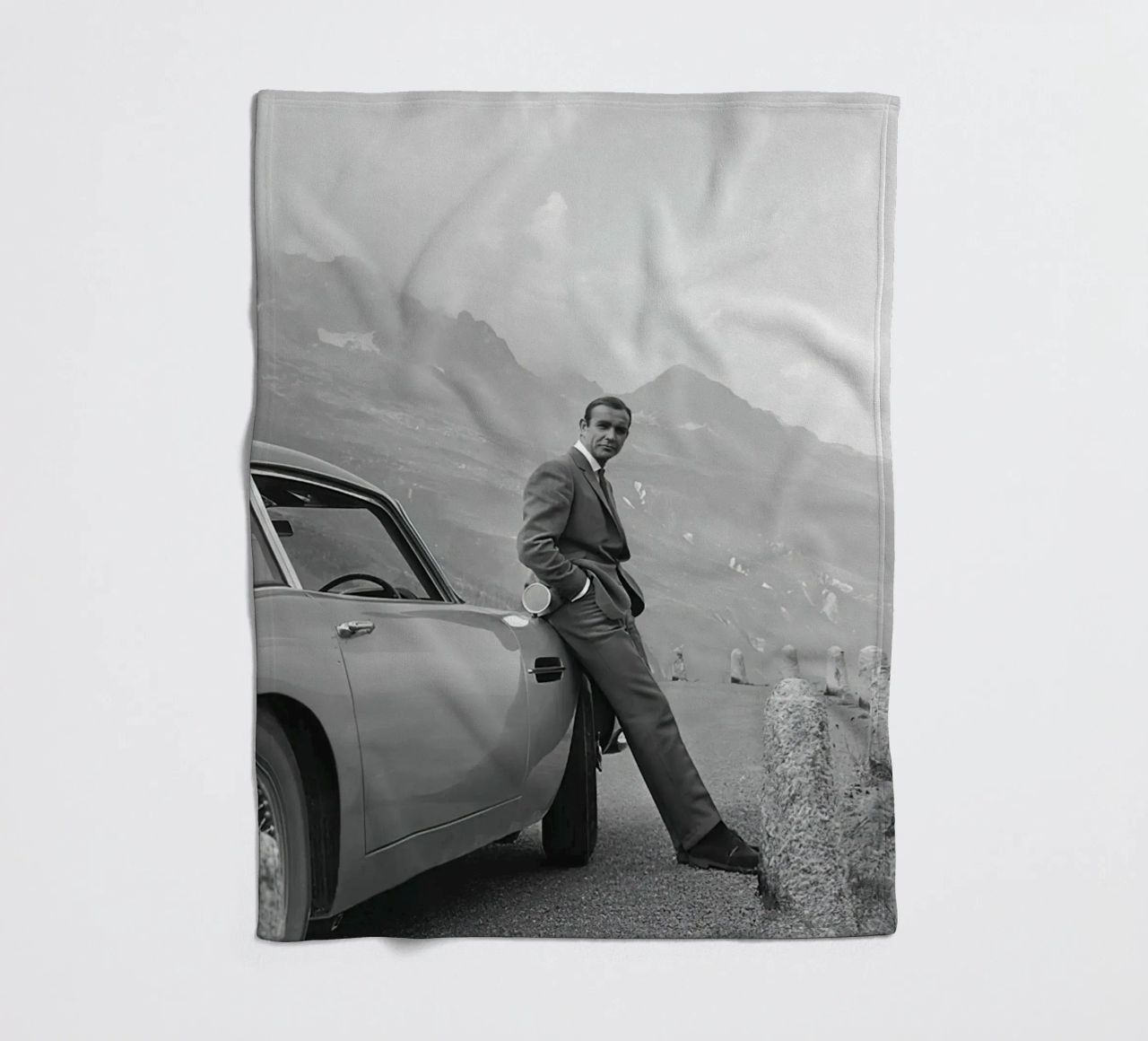 Sean Connery con l'Aston Martin DB5 1964 coperta in pile da maria Shop