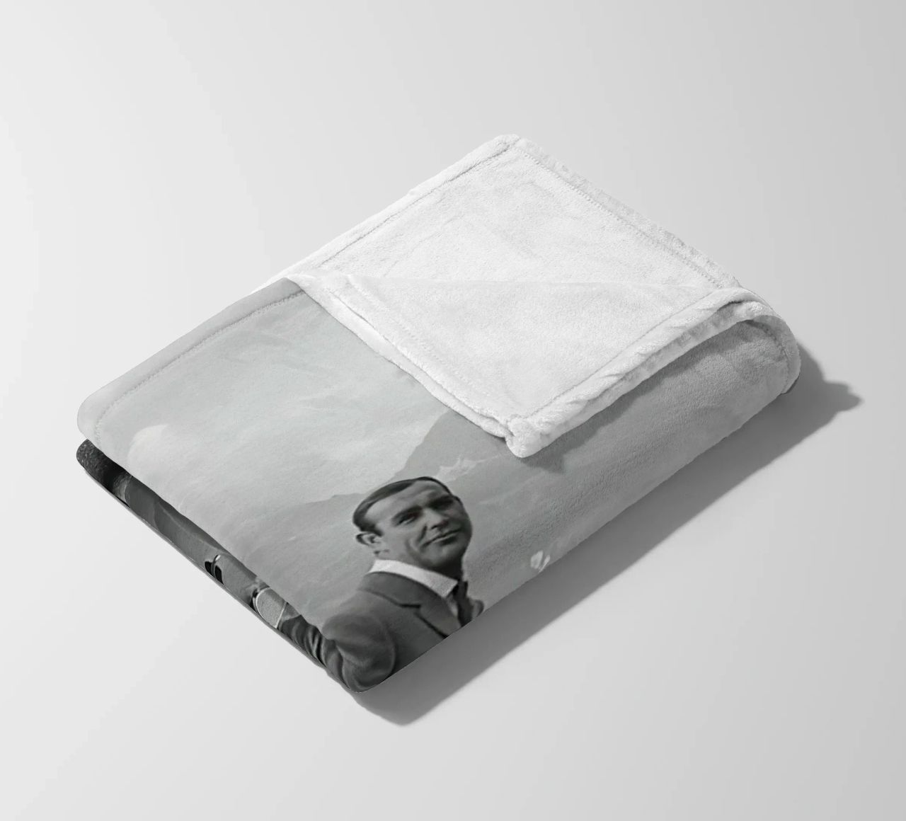 Sean Connery con l'Aston Martin DB5 1964 coperta in pile da maria Shop