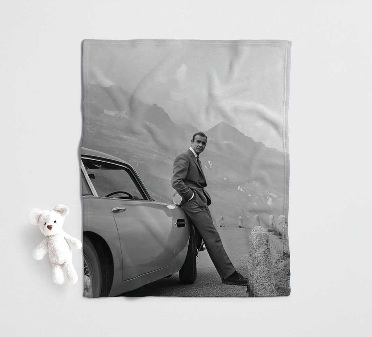 Sean Connery con l'Aston Martin DB5 1964 coperta in pile da maria Shop