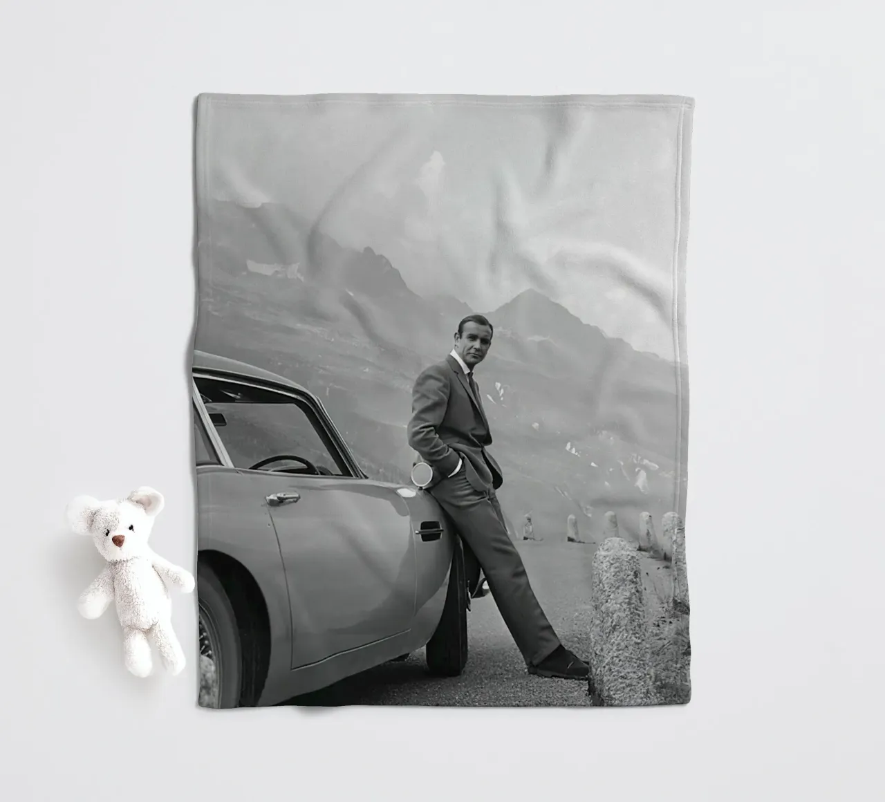 Sean Connery avec l'Aston Martin DB5 1964 plaid polaire de maria Shop