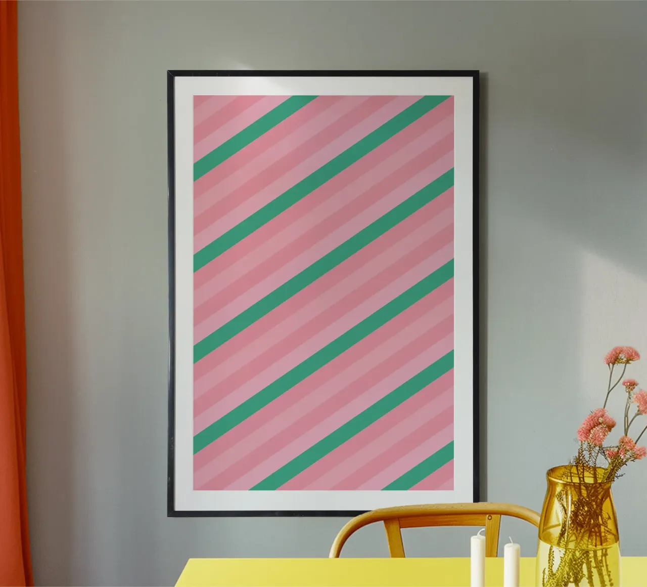 Strisce diagonali verdi e rosa poster con telaio in plastica da SilverPegasus