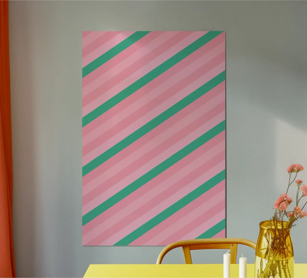 Strisce diagonali verdi e rosa poster con telaio in plastica da SilverPegasus