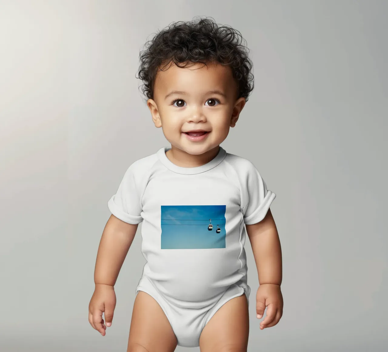 Kabelbanen onder blauwe hemel babyrompertje korte mouwen van KISSA STUDIO