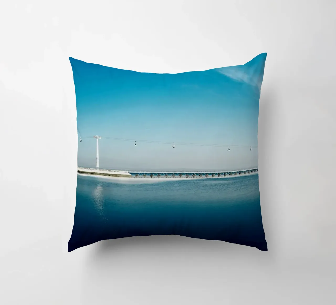 Funivie sopra l'Oceano Blu cuscino da KISSA STUDIO