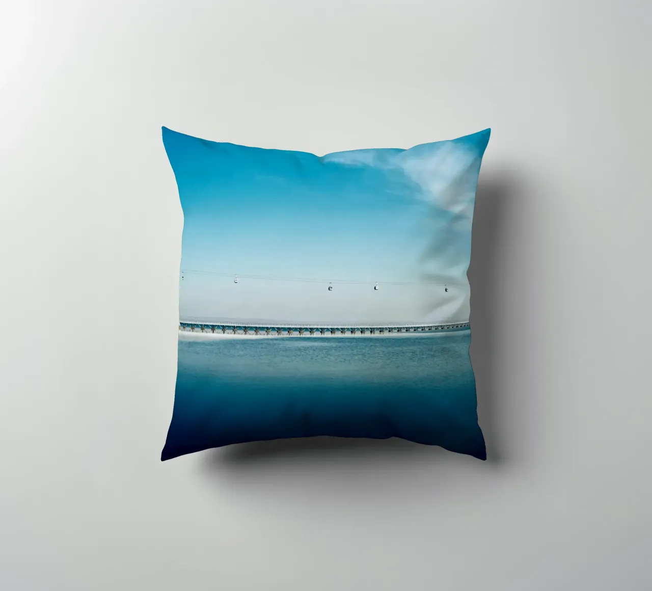 Funivie sopra l'Oceano Blu cuscino da KISSA STUDIO