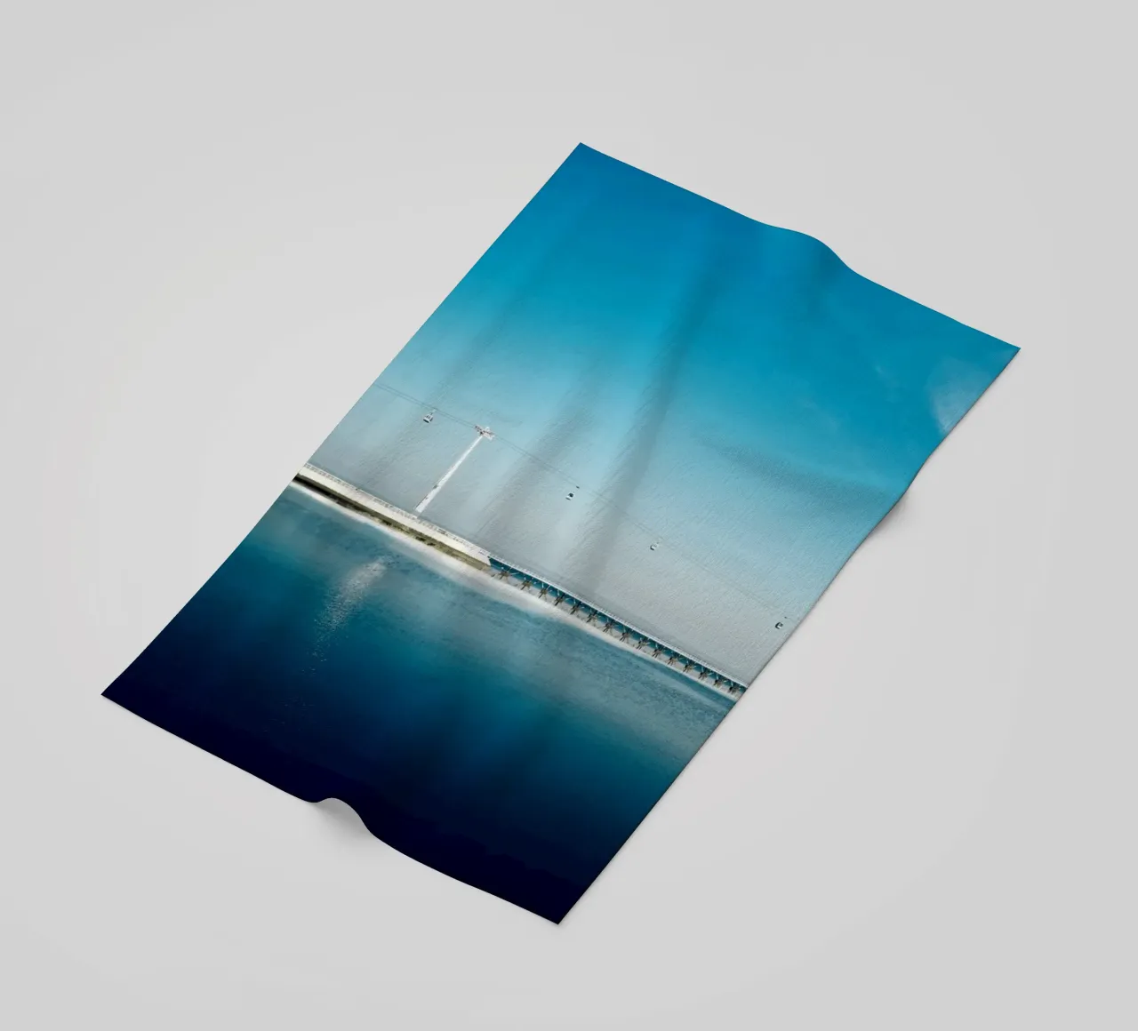 Funivie sopra l'Oceano Blu telo mare da KISSA STUDIO