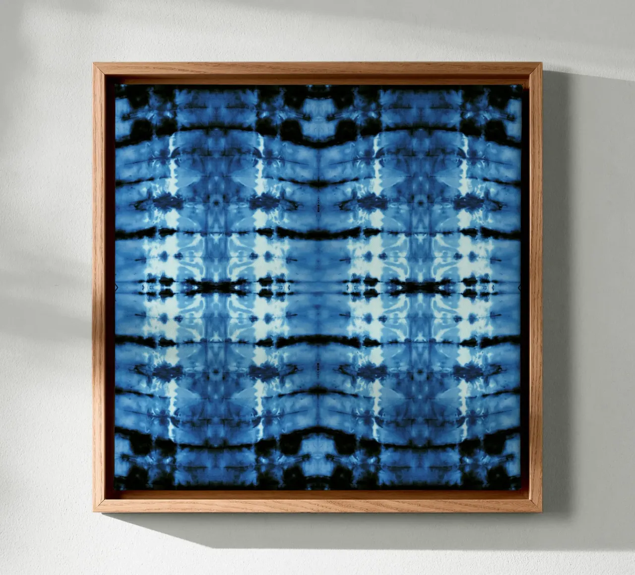Indigo Satin Shibori tela con Cornice a cassetta da Nina May Design Studio